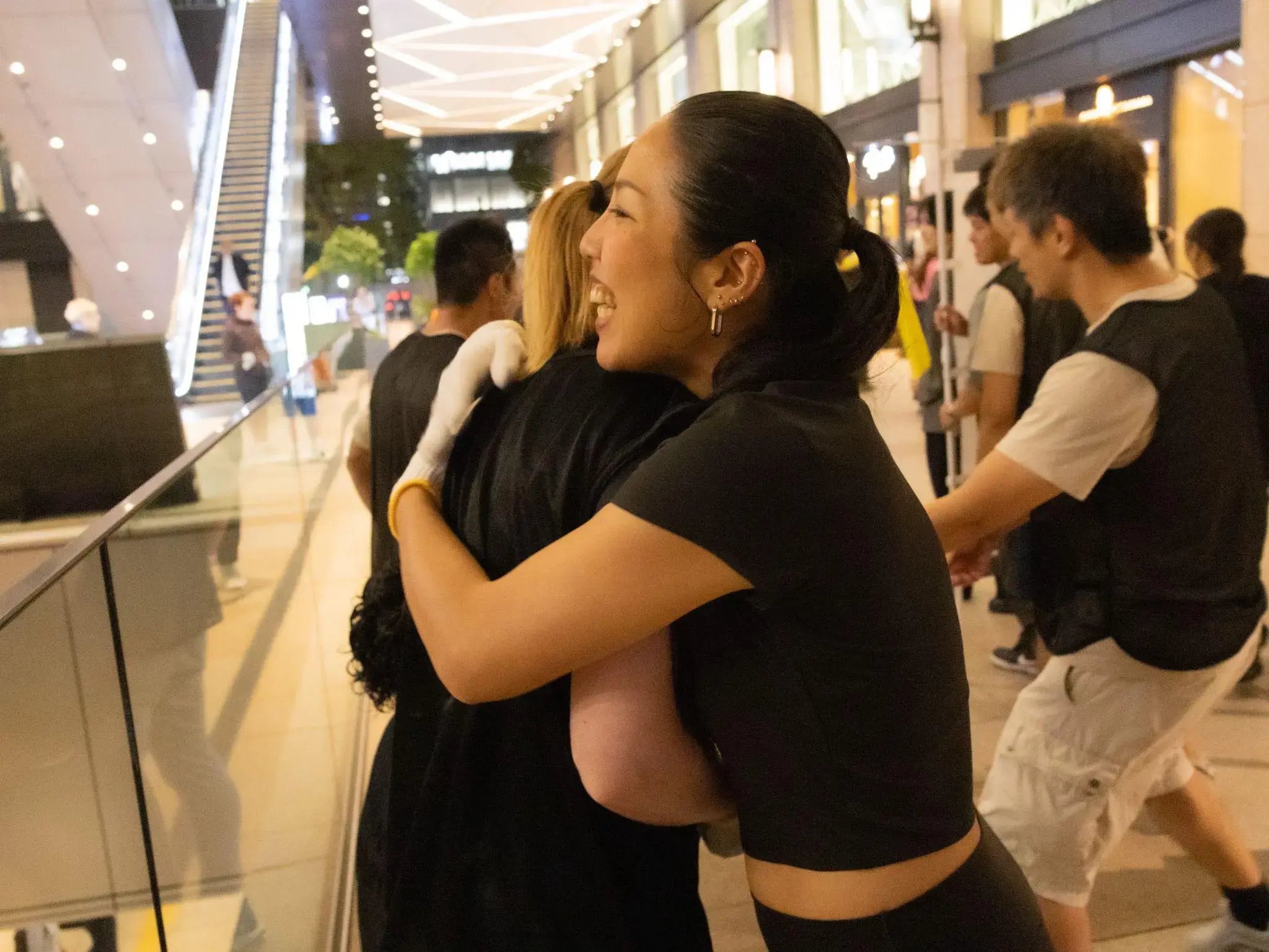 メンバー同士でハイタッチやハグ