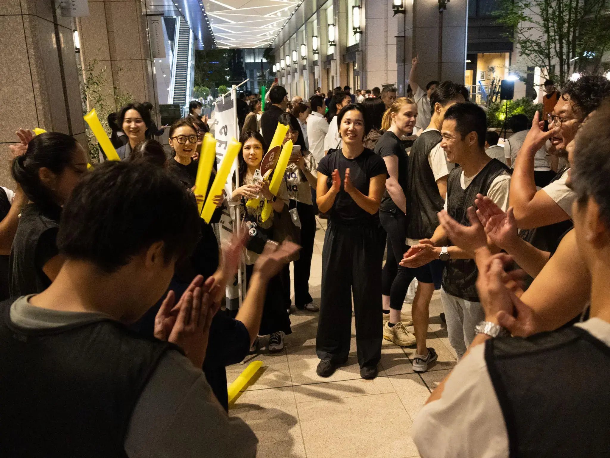 リーダーの言葉に大きな拍手が起こる様子