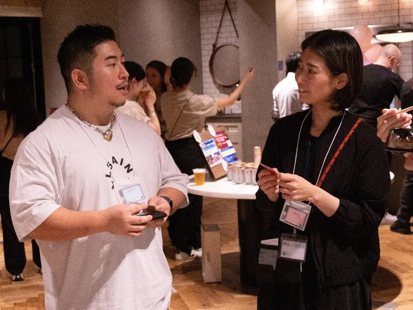 名刺交換をしながら、お互いの仕事内容を紹介し合う光景