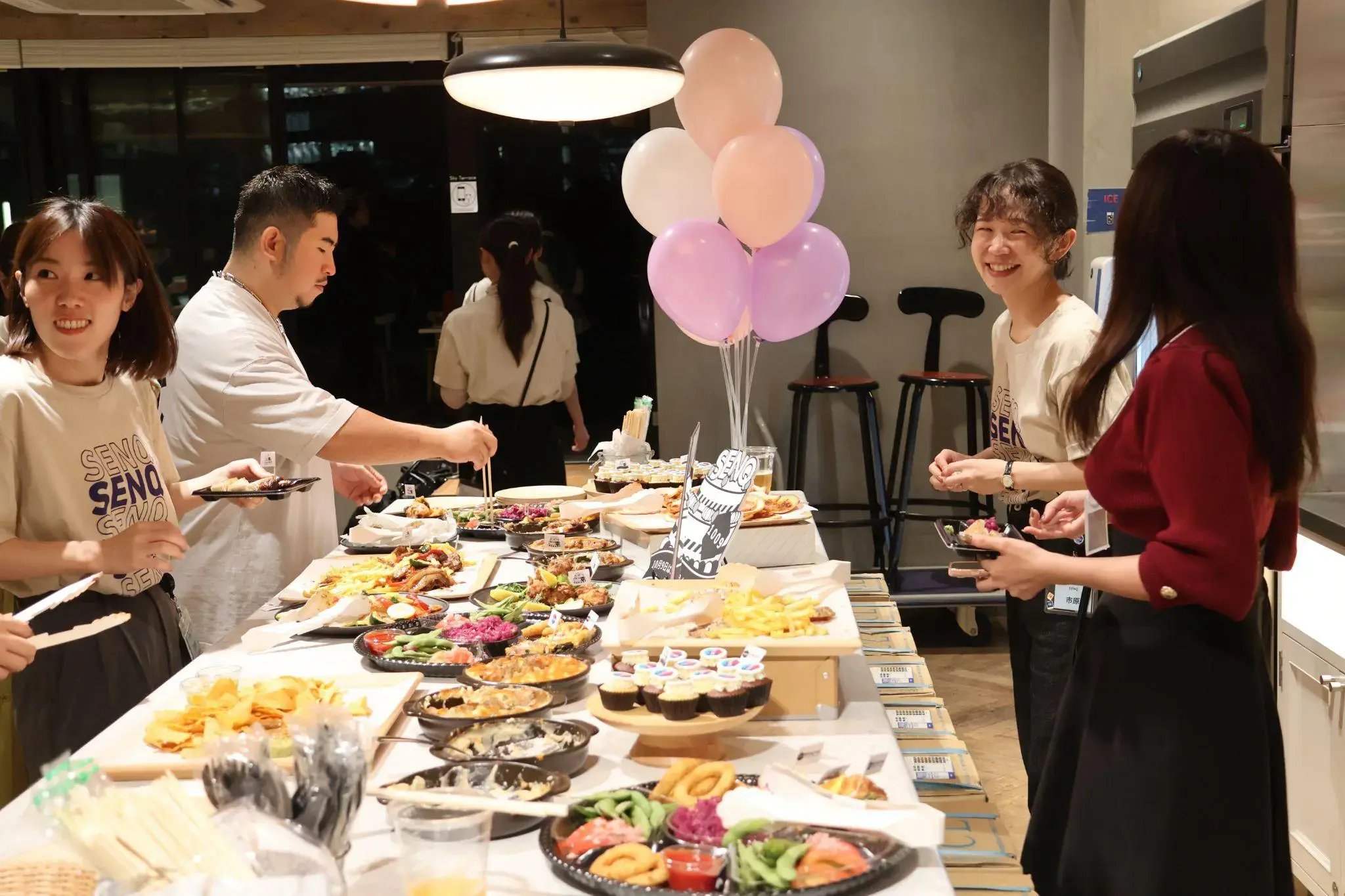 株式会社リン・クルーさまによるケータリングと、笑顔が溢れる参加者たち