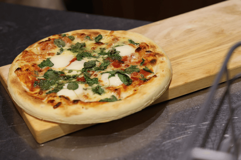 間引きしたバジルを乗せたピザが焼きあがった様子