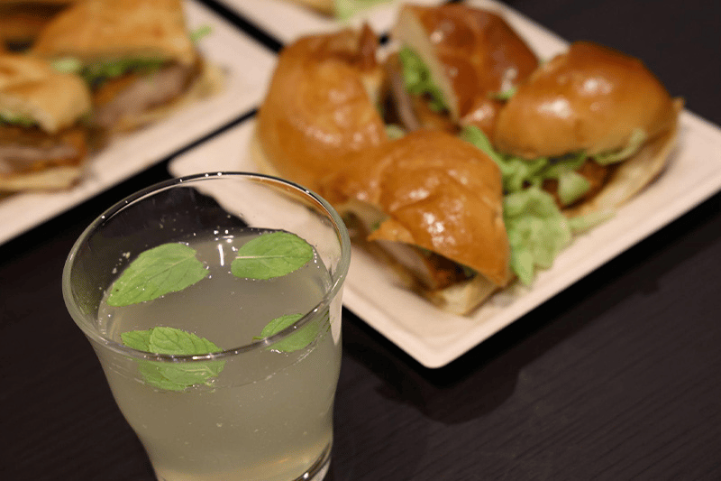 ミントをのせたライムジュース、レタスを挟んだハンバーガーも完成