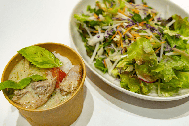 グリーンカレーと野菜サラダ