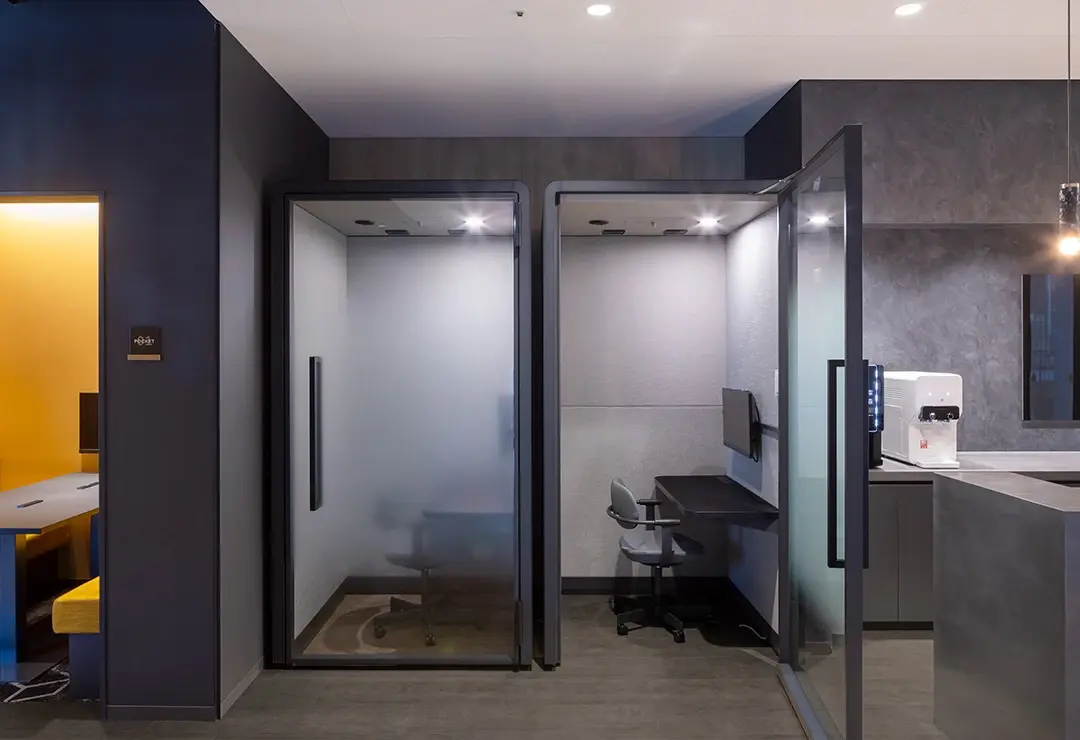 10Fワークブース（無料／予約制／モニター有）