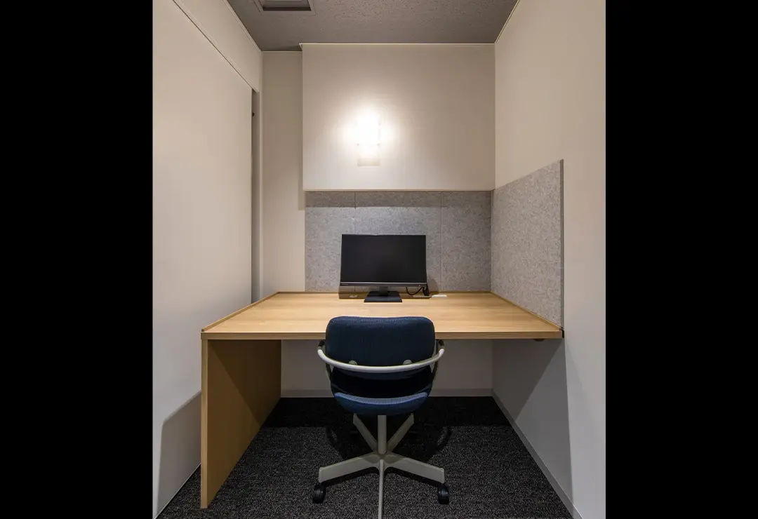 10Fソロルーム（有料／予約制／モニター有／個室）